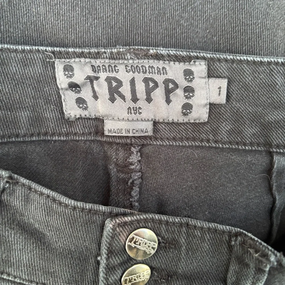 Tripp Nyc Black Skull Button Fly Alternative Skinny Tapered Women's Jeans Size 1 - Picture 3 of 3